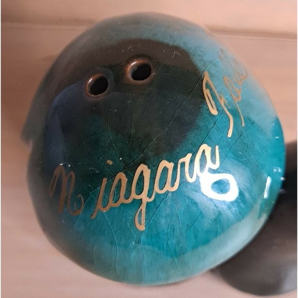 Vintage Mushroom Salt and Pepper Shakers Niagra Falls Canada Green - Picture 2 of 6